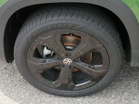 Certified 2025 Volkswagen Taos SE AWD/4WD image 15