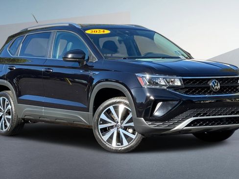 Used 2024 Volkswagen Taos SE image 2