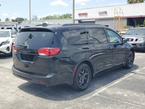 Used 2019 Chrysler Pacifica Touring-L w/ Premium Audio Group FWD image 4