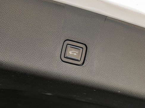 Used 2023 Chevrolet Traverse Premier image 65