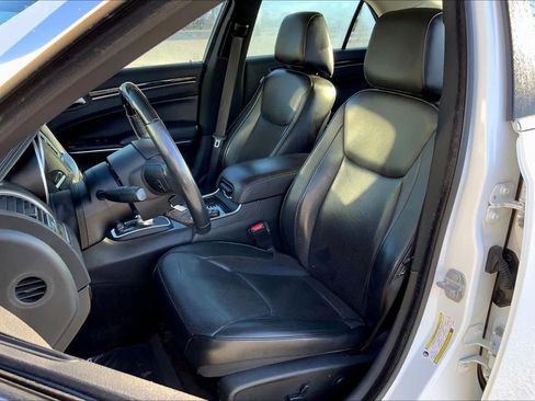 Used 2018 Chrysler 300 Limited image 7