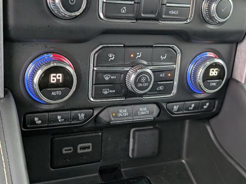 Used 2024 GMC Yukon SLT AWD/4WD image 16