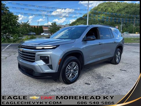 Used 2026 Chevrolet Traverse LT AWD/4WD image 1