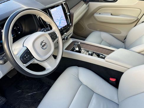 Used 2022 Volvo XC60 B5 Momentum w/ Climate Package image 13