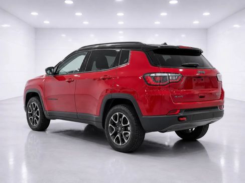 Used 2025 Jeep Compass Trailhawk AWD/4WD image 3