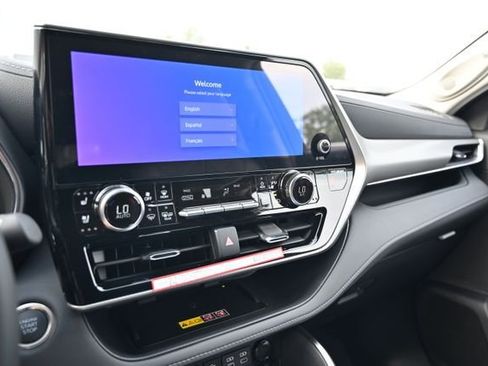 New 2026 Toyota Highlander Platinum AWD/4WD image 17