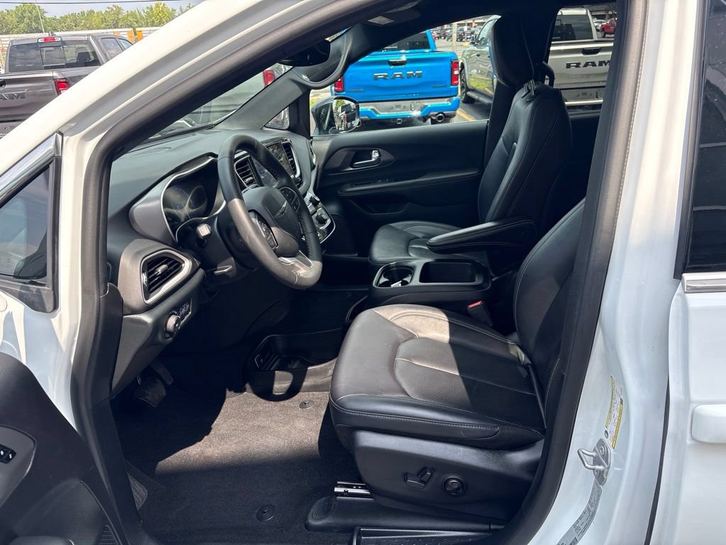 Used 2026 Chrysler Pacifica Select FWD image 18