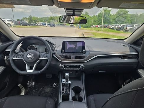 Used 2025 Nissan Altima 2.5 SV FWD image 5