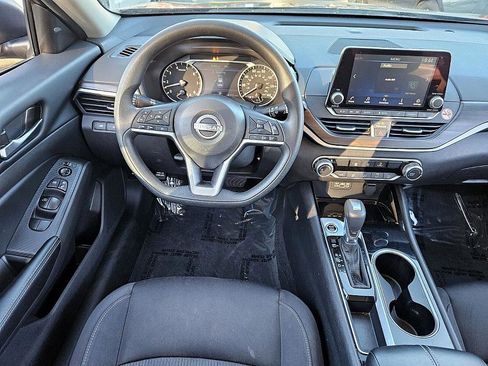 Used 2024 Nissan Altima 2.5 SV image 9