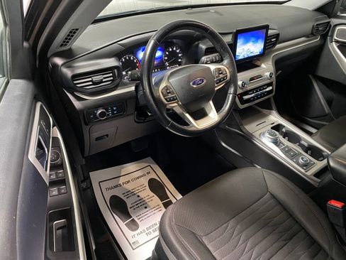 Used 2021 Ford Explorer XLT image 2