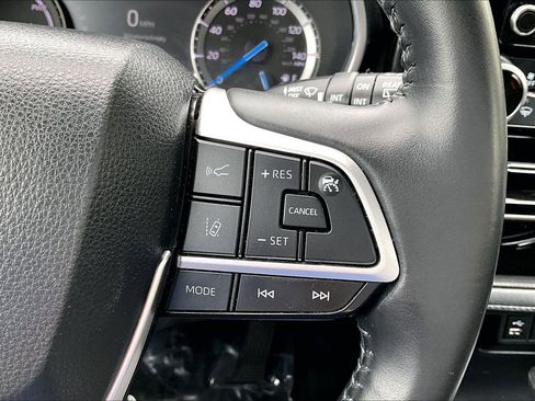 Used 2022 Toyota Highlander XLE AWD/4WD image 18