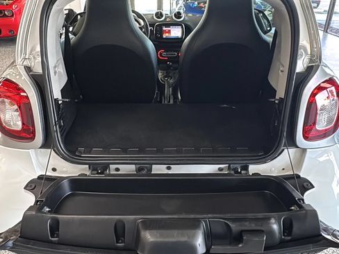 Used 2017 smart fortwo pure RWD image 38