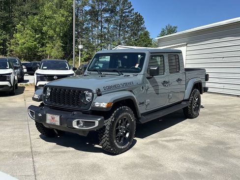 Used 2025 Jeep Gladiator Sport AWD/4WD image 3