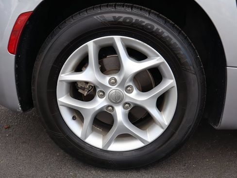 Used 2017 Chrysler Pacifica Touring-L w/ Tire & Wheel Group FWD image 41