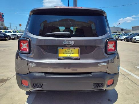 Used 2016 Jeep Renegade Latitude FWD image 5