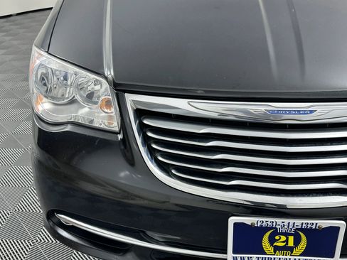 Used 2012 Chrysler Town & Country Touring-L w/ Premium Group FWD image 5