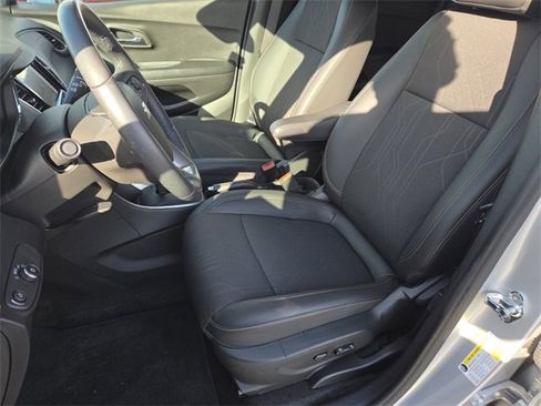 Used 2022 Chevrolet Trax LT w/ LT Convenience Package image 24