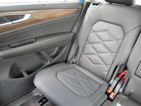 Used 2025 Volkswagen Atlas SE image 12