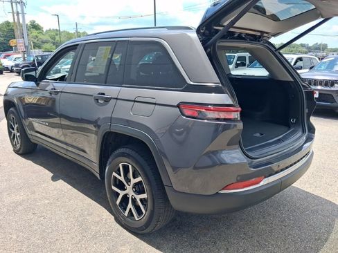 Used 2023 Jeep Grand Cherokee Limited AWD/4WD image 9