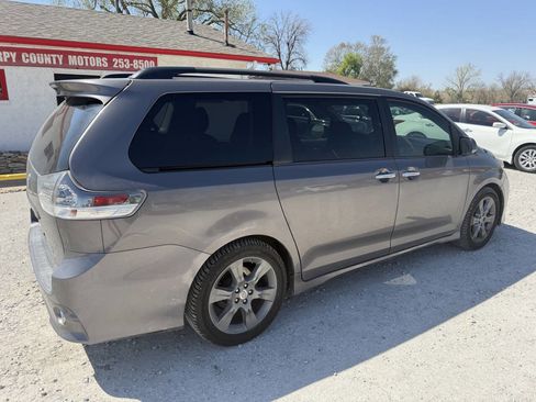 Used 2014 Toyota Sienna SE FWD image 3