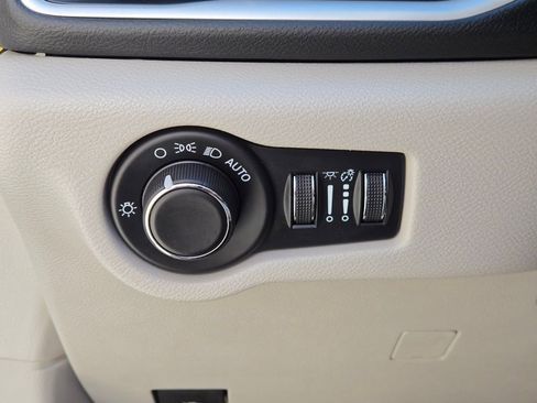 Used 2023 Chrysler Voyager LX image 30