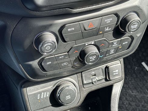 Used 2022 Jeep Renegade Latitude w/ Convenience Group image 27