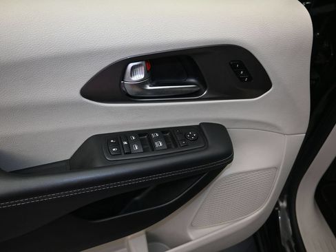 Used 2023 Chrysler Pacifica Touring-L FWD image 11