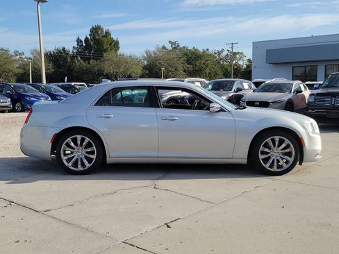 Used 2019 Chrysler 300 Touring w/ Chrome Appearance Package image 7