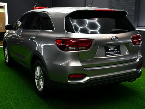 Used 2019 Kia Sorento LX image 3
