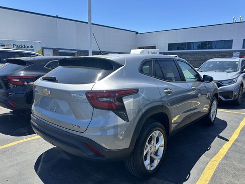 Used 2024 Chevrolet Trax LS w/ LS Convenience Package FWD image 3