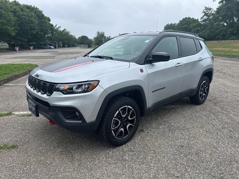 Used 2025 Jeep Compass Trailhawk AWD/4WD image 5