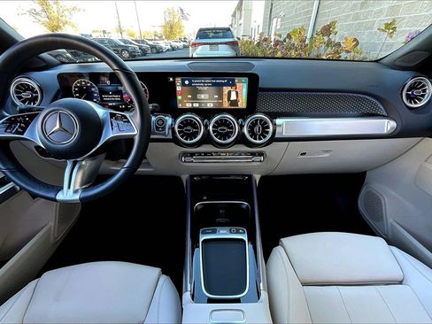 Used 2025 Mercedes-Benz GLB 250 4MATIC image 15