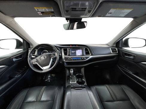 Used 2018 Toyota Highlander SE w/ Carpet Mat Package (TMS) AWD/4WD image 17