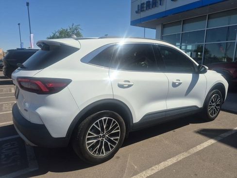 Used 2023 Ford Escape SE image 3