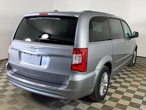 Used 2015 Chrysler Town & Country Touring-L w/ Driver Convenience Group FWD image 15