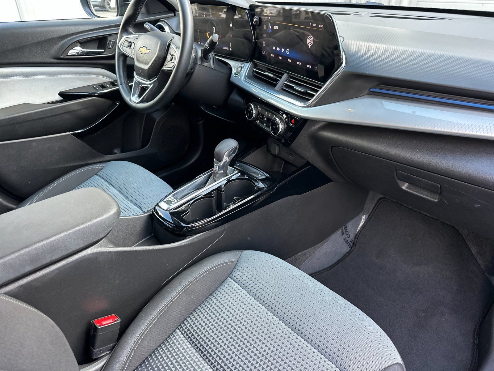 Used 2025 Chevrolet Trax LT w/ LT Convenience Package FWD image 15