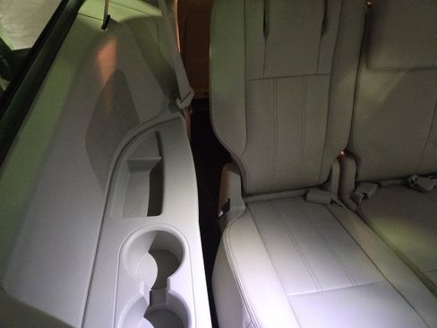 Used 2015 Chrysler Town & Country Touring image 22