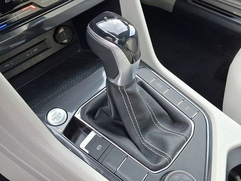 Certified 2022 Volkswagen Tiguan SE R-Line image 22