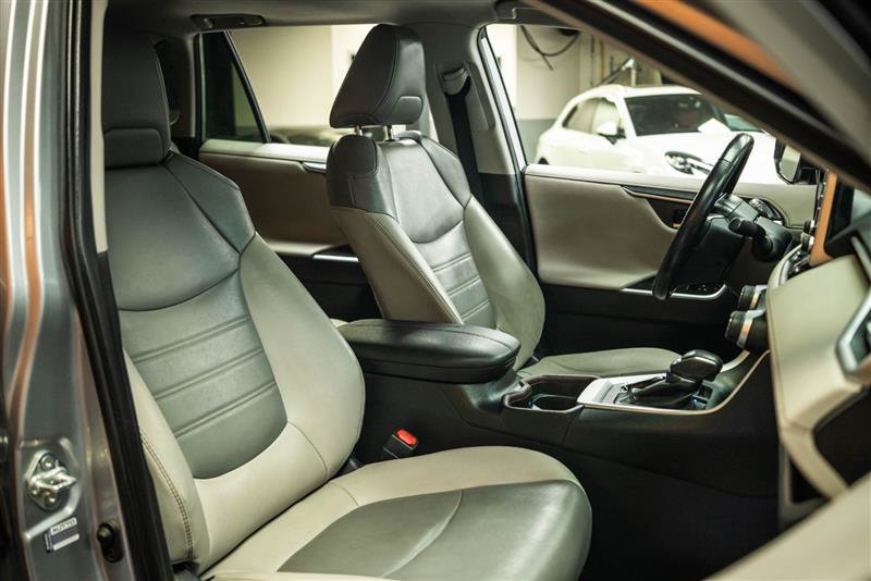 Used 2019 Toyota RAV4 Limited w/ Carpet Mat Package FWD image 15