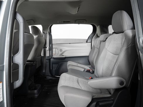 Used 2022 Toyota Sienna LE image 18