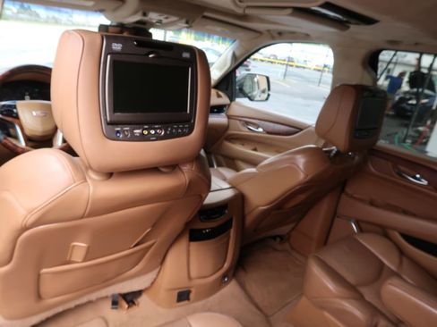 Used 2015 Cadillac Escalade ESV Platinum AWD/4WD image 9