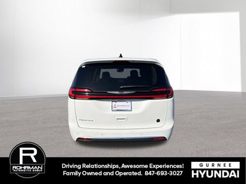 Used 2023 Chrysler Pacifica Touring-L FWD image 8