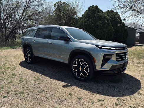 Used 2025 Chevrolet Traverse High Country image 3