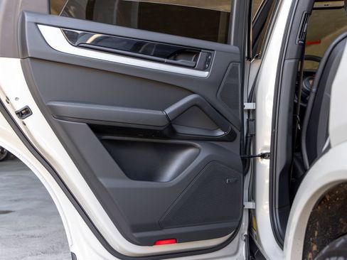 Certified 2025 Porsche Cayenne AWD/4WD image 43