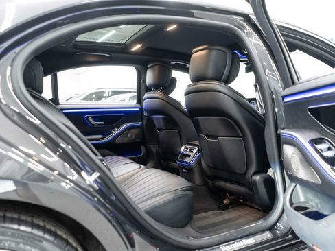 Used 2022 Mercedes-Benz S 500 4MATIC w/ AMG Line Package image 12