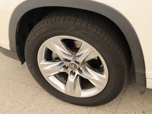 Used 2016 Toyota Highlander Limited FWD image 35