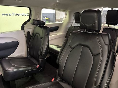 Used 2024 Chrysler Pacifica Touring-L image 32