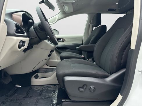Used 2022 Chrysler Voyager LX FWD image 11