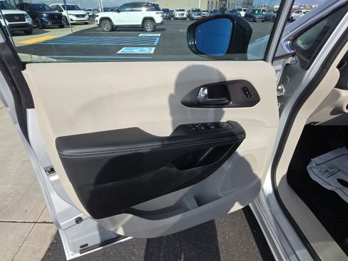 Used 2024 Chrysler Pacifica Touring-L image 23