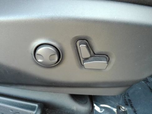 Used 2025 Chrysler Pacifica Limited FWD image 23